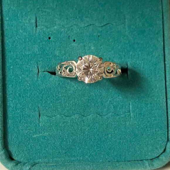 Round solitaire ring - Picture 5 of 12